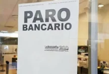 Imagen de un banco cerrado con un cartel que dice 'Paro bancario'