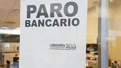 Imagen de un banco cerrado con un cartel que dice 'Paro bancario'