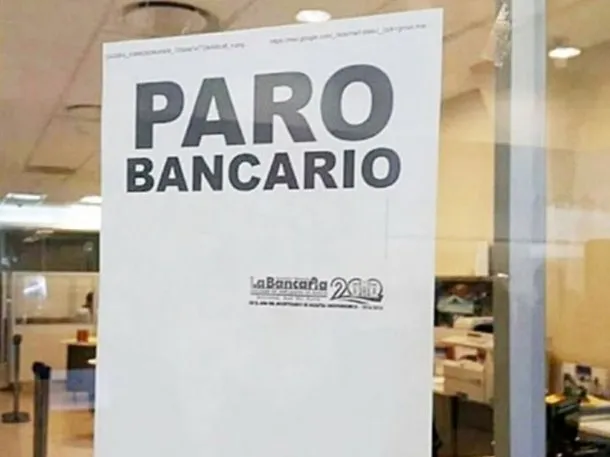 Imagen de un banco cerrado con un cartel que dice 'Paro bancario'