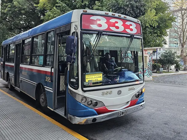 Imagen de un colectivo en el Gran Buenos Aires