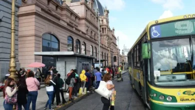 Imagen de un colectivo en el AMBA con una bandera que indica paro