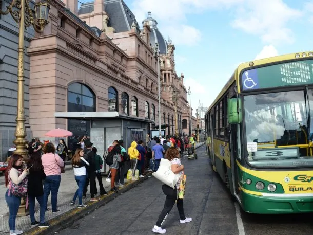 Imagen de un colectivo en el AMBA con una bandera que indica paro