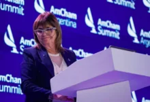 Patricia Bullrich en un evento público, hablando sobre temas económicos.