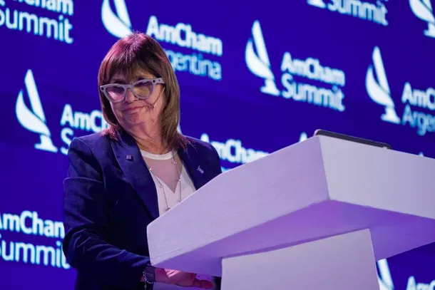 Patricia Bullrich en un evento público, hablando sobre temas económicos.