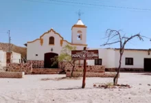 Paisaje de Payogasta con cerros y casas de adobe