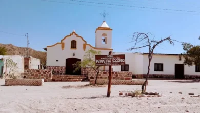 Paisaje de Payogasta con cerros y casas de adobe