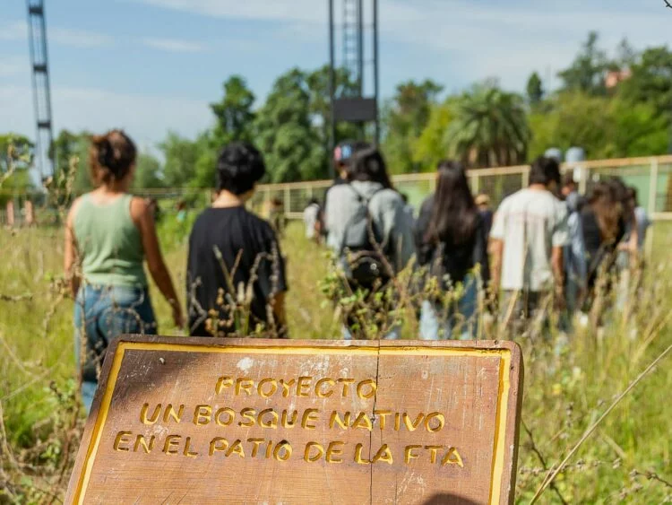 Investigadores trabajando en laboratorio de la Universidad Provincial de Córdoba