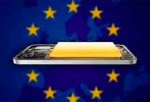 Imagen de un móvil con batería extraíble