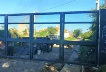 Portón instalado en Villa Allende para cerrar calles durante la noche