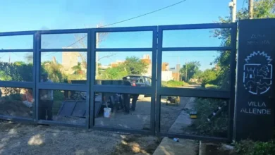 Portón instalado en Villa Allende para cerrar calles durante la noche