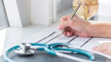 Imagen de un médico y un paciente en una consulta