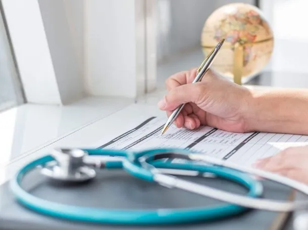 Imagen de un médico y un paciente en una consulta