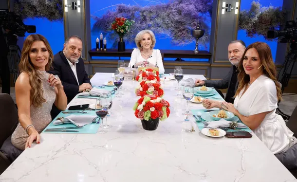 Mirtha Legrand y Reynaldo Sietecase en el programa de televisión
