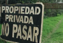 Imagen de una casa con un cartel de "Propiedad Privada"