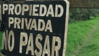 Imagen de una casa con un cartel de "Propiedad Privada"