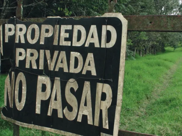 Imagen de una casa con un cartel de "Propiedad Privada"