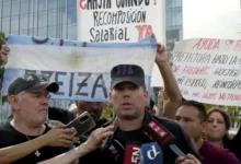 Efectivos de las fuerzas federales realizan un abrazo simbólico al Edificio Centinela