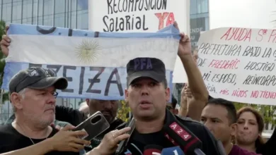 Efectivos de las fuerzas federales realizan un abrazo simbólico al Edificio Centinela