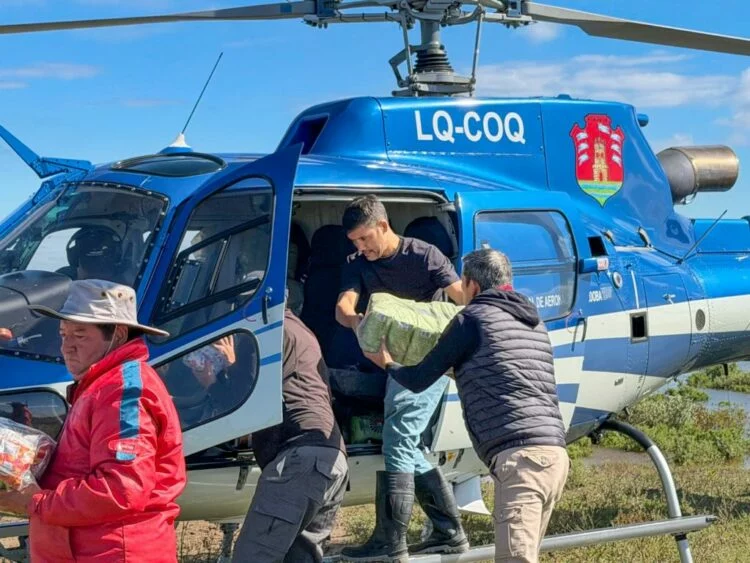 Helicóptero sobrevolando la zona afectada por la crecida del río Dulce