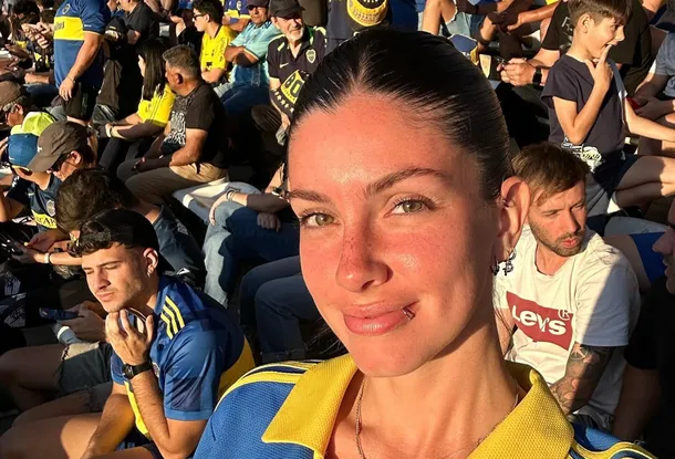 Daniela Iker, la joven morocha hincha de Boca que se convirtió en sensación