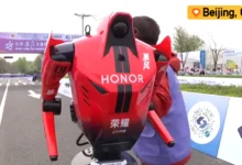 Imagen del robot humanoide de Honor en acción durante la media maratón