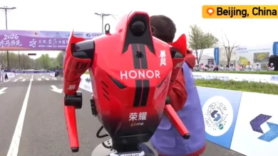 Imagen del robot humanoide de Honor en acción durante la media maratón