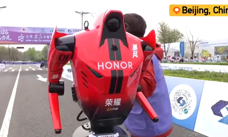 Imagen del robot humanoide de Honor en acción durante la media maratón