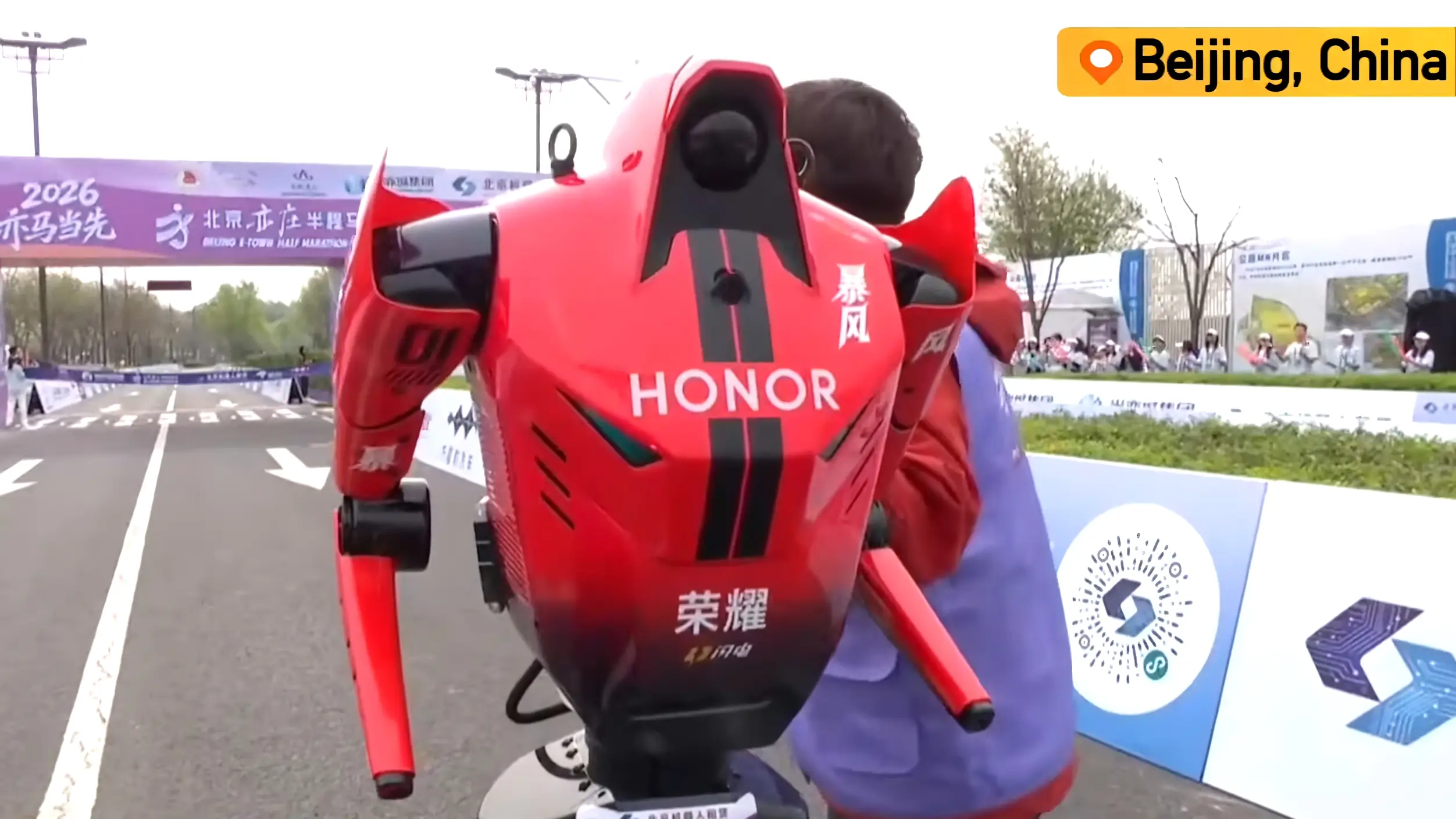 Imagen del robot humanoide de Honor en acción durante la media maratón