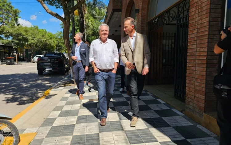 Imagen de la avenida Emilio Olmos en Oliva después de la renovación