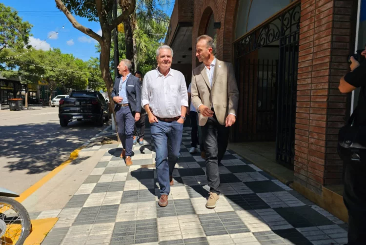 Imagen de la avenida Emilio Olmos en Oliva después de la renovación