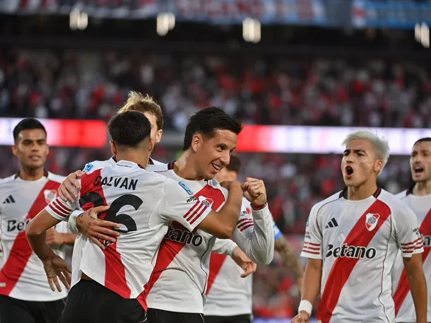 Imagen del equipo de River Plate en acción durante un partido de la Copa Sudamericana