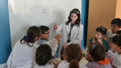 Imágenes de científicos trabajando en laboratorio