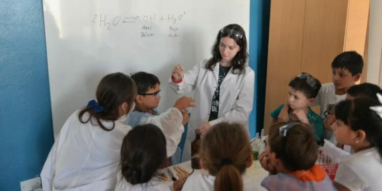 Imágenes de científicos trabajando en laboratorio