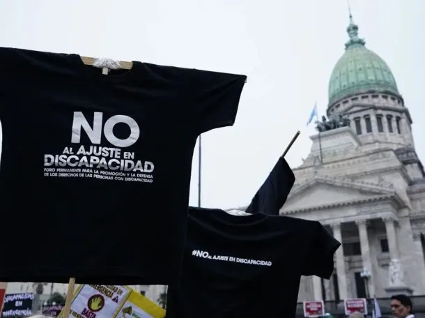 Personas con discapacidad y sus familiares movilizados en el Ministerio de Economía