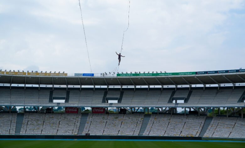 Imagen de un atleta de slackline en acción