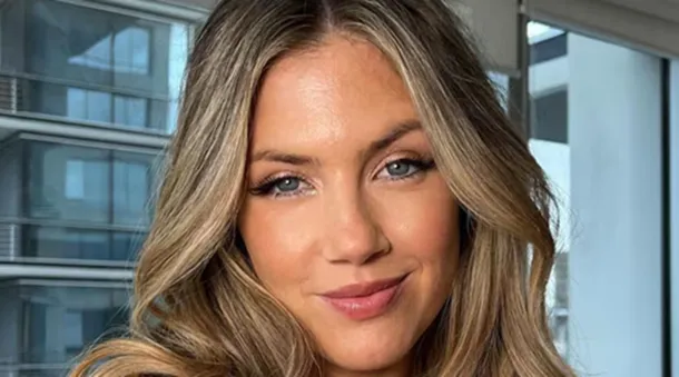 Stephanie Demner sonriendo en una sesión de fotos