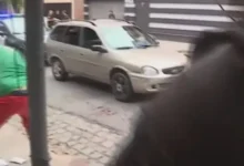 Imagen de un auto de aplicación con ventanas rotas después de un tiroteo en Almagro