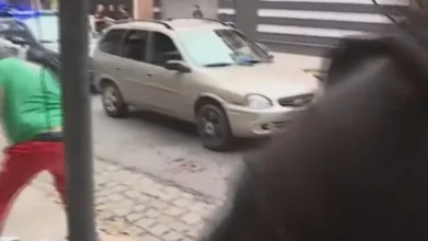 Imagen de un auto de aplicación con ventanas rotas después de un tiroteo en Almagro