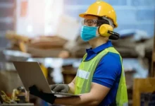 Imagen de una persona trabajando, con un fondo de una oficina o fábrica, representando el programa Volver al Trabajo