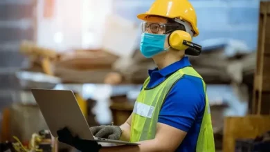 Imagen de una persona trabajando, con un fondo de una oficina o fábrica, representando el programa Volver al Trabajo