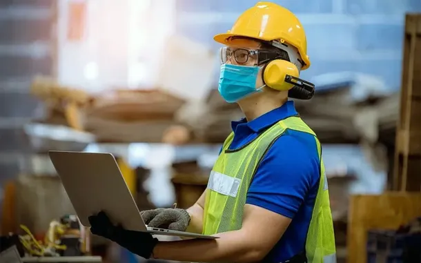 Imagen de una persona trabajando, con un fondo de una oficina o fábrica, representando el programa Volver al Trabajo