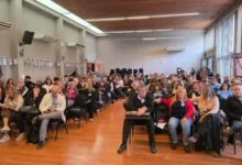 Docentes celebran la aprobación de la oferta salarial en una asamblea