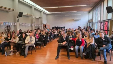 Docentes celebran la aprobación de la oferta salarial en una asamblea