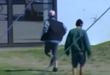 Imagen de un partido de fútbol con jugadores de JJ Urquiza y Deportivo Armenio en acción