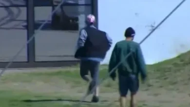 Imagen de un partido de fútbol con jugadores de JJ Urquiza y Deportivo Armenio en acción