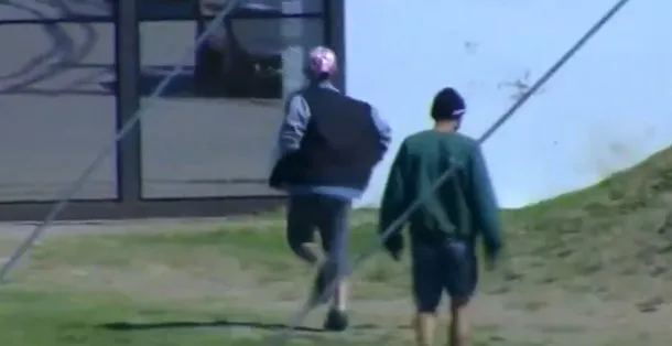 Imagen de un partido de fútbol con jugadores de JJ Urquiza y Deportivo Armenio en acción