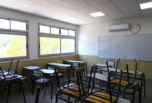 Imagen de una escuela vacía con un letrero que dice 'cerrada por amenaza'