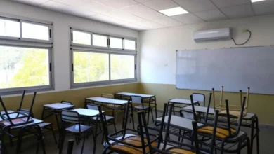 Imagen de una escuela vacía con un letrero que dice 'cerrada por amenaza'