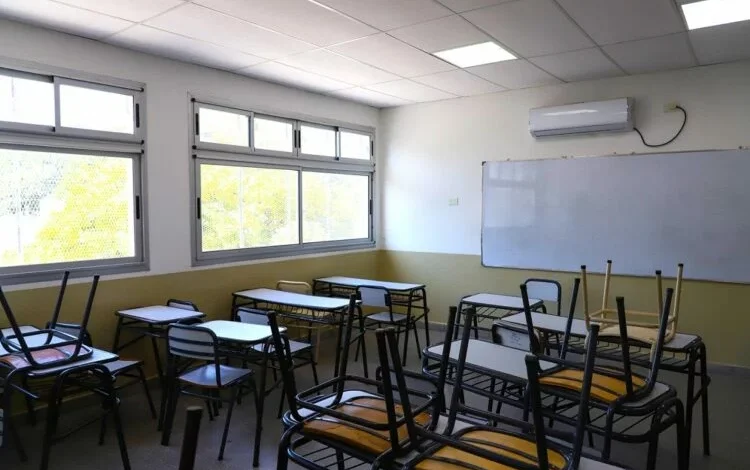 Imagen de una escuela vacía con un letrero que dice 'cerrada por amenaza'