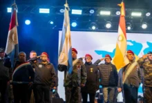 Imagen de la Plaza de la Intendencia con banderas argentinas y una multitud reunida para la Vigilia por los Héroes de Malvinas
